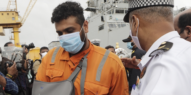 Alcune delle persone che lavoravano sulla chiatta affondata nel Mar Arabico, soccorse dalla marina militare indiana (AP Photo/Rajanish Kakade)