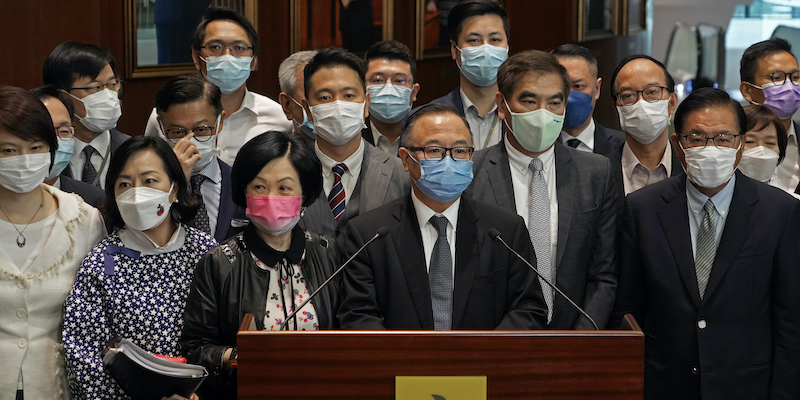 I parlamentari pro Cina di Hong Kong parlano con i giornalisti dopo aver approvato la riforma elettorale, il 27 maggio 2021 (AP Photo/Vincent Yu)