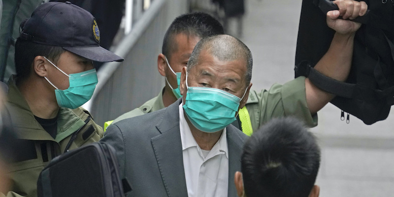 Jimmy Lai lascia il tribunale di Hong Kong dopo un processo il 9 febbraio 2021 (AP Photo/Kin Cheung)