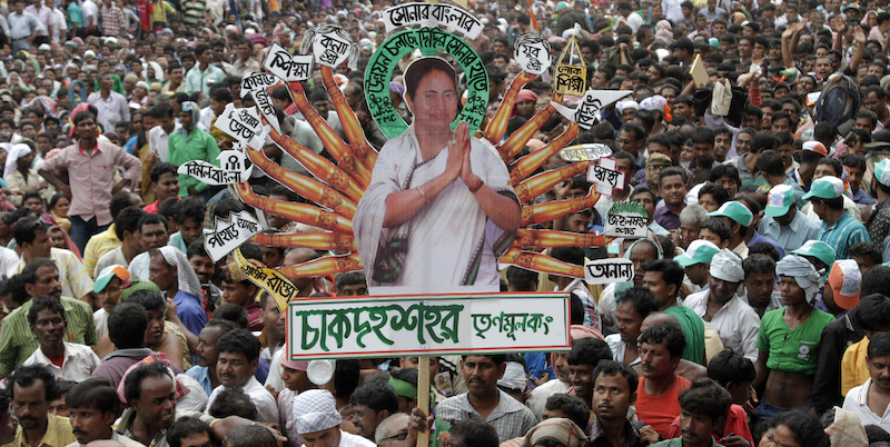 Un'immagine di Mamata Banerjee, leader del Trinamool Congress del Bengala Occidentale, paragonata alla divinità induista Durga (AP Photo/Bikas Das)