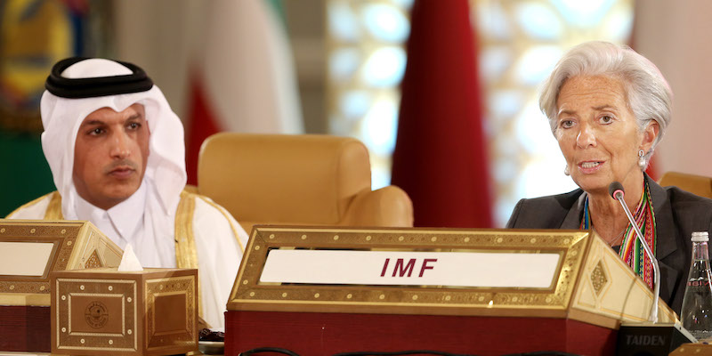 Il ministro delle Finanze del Qatar Ali Shareef Al Emadi, a sinistra, con Christine Lagarde, l'attuale presidente della Banca Centrale Europea, in un incontro del 2015 (AP Photo/Osama Faisal)