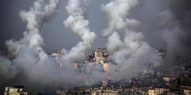 Una fase del bombardamento israeliano su Gaza avvenuto il 10 maggio 2021 (EPA/MOHAMMED SABER)