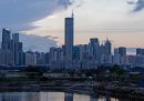 A Shenzhen, in Cina, un grattacielo di oltre 70 piani è stato evacuato dopo che aveva iniziato a tremare per ragioni al momento sconosciute