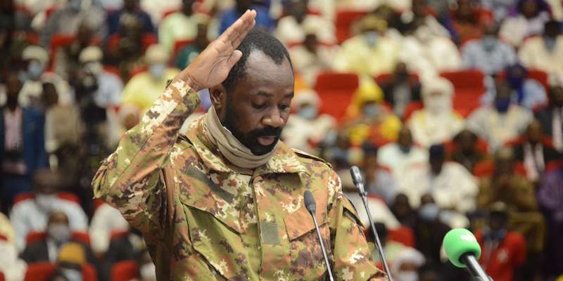 Il colonnello Assimi Goïta durante il giuramento come vicepresidente del governo di transizione, lo scorso settembre a Bamako, in Mali (Habib Kouyate/Xinhua via ZUMA Press)