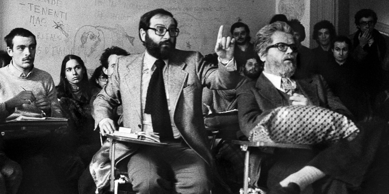 Umberto Eco chiede la parola durante un'assemblea al DAMS nel 1977 (Enrico Scuro)
