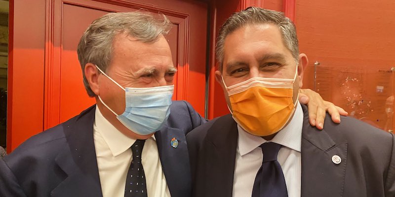 Luigi Brugnaro, a sinistra, e Giovanni Toti, in una foto postata su Twitter mercoledì 26 maggio (Twitter: @GiovanniToti)