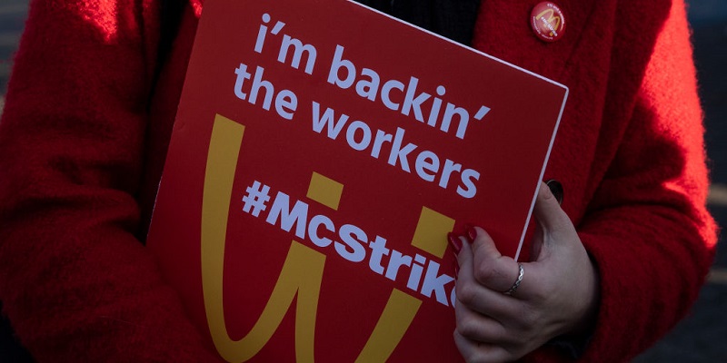 Una donna protesta davanti a un ristorante McDonald's per ottenere un aumento degli stipendi e altri diritti. Londra, novembre 2019 (Dan Kitwood/Getty Images)