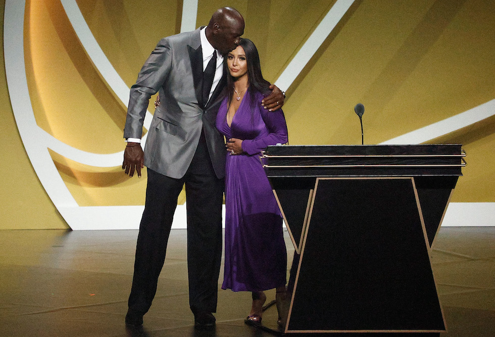 Michael Jordan e Vanessa Bryant, vedova dell'ex giocatore di basket Kobe Bryant, nel corso della serata in cui quest'ultimo è stato inserito nella Hall of Fame del basket (Maddie Meyer/Getty Images)