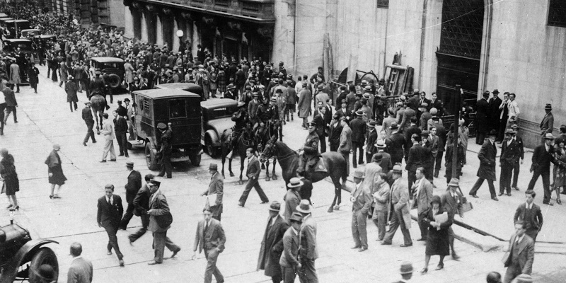Persone in attesa davanti alla Borsa di New York durante il crollo del 24 ottobre 1929. (Keystone/Getty Images)