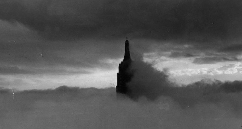 L'Empire State Building avvolto dalle nuvole nel 1985 (Keystone/Getty Images)