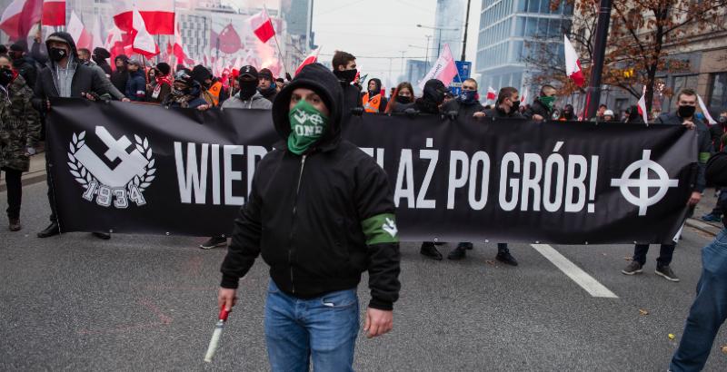 Una manifestazione di gruppi di estrema destra a Varsavia, in Polonia, lo scorso 11 novembre (Attila Husejnow/ SOPA Images via ZUMA Wire, ANSA)