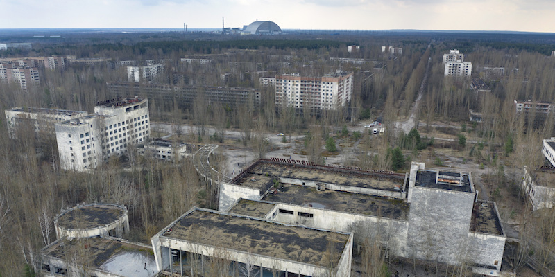 Pripyat, in Ucraina, il 15 aprile 2021: all'orizzonte si vede il grande "sarcofago" che copre il reattore 4 della centrale nucleare di Chernobyl (AP Photo/Efrem Lukatsky, La Presse)
