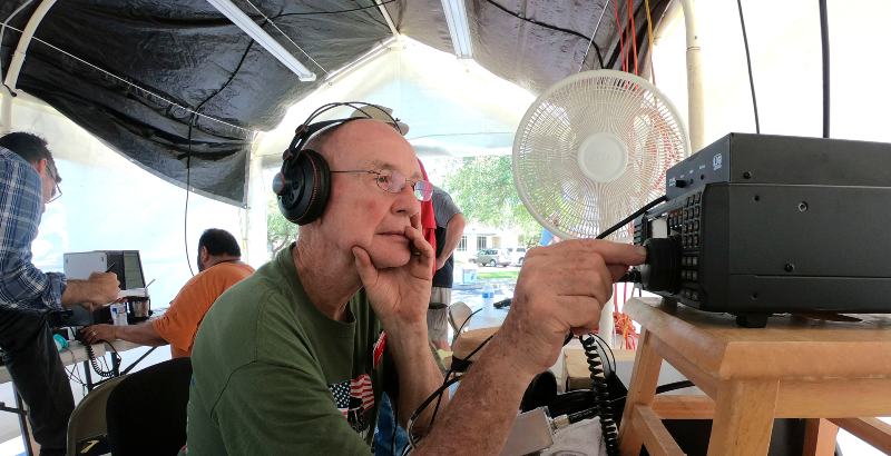 Un gruppo di radioamatori durante un raduno di appassionati a San Antonio, in Texas, nel giugno del 2018. (Billy Calzada/ San Antonio Express-News via ZUMA Wire/ ANSA)