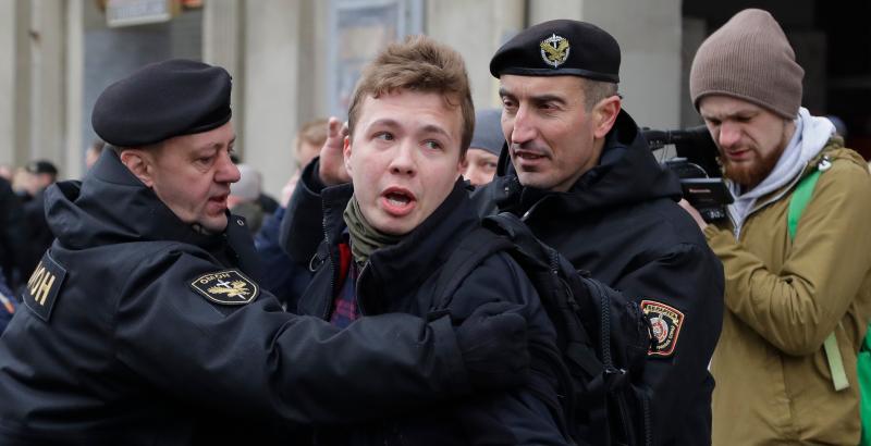 Roman Protasevich viene arrestato con l'accusa di aver organizzato una manifestazione antigovernativa nel 2017 a Minsk, in Bielorussia (AP Photo/ Sergei Grits)