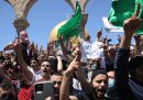 Migliaia di palestinesi stanno protestando contro il possibile sfratto di diverse famiglie dal quartiere di Sheikh Jarrah, a Gerusalemme est