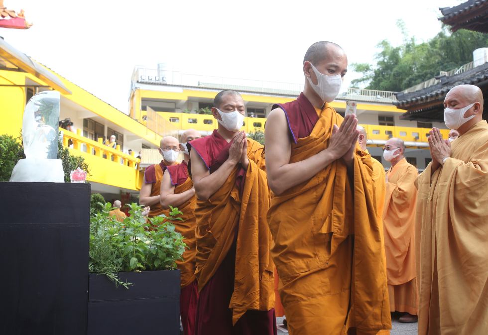 Monaci pregano durante la celebrazione del compleanno di Buddha al tempio Lin Chi di Taipei. La data del compleanno di Buddha e le celebrazioni variano ogni anno a seconda dei calendari lunari. (AP Photo/ Chiang Ying-ying)
