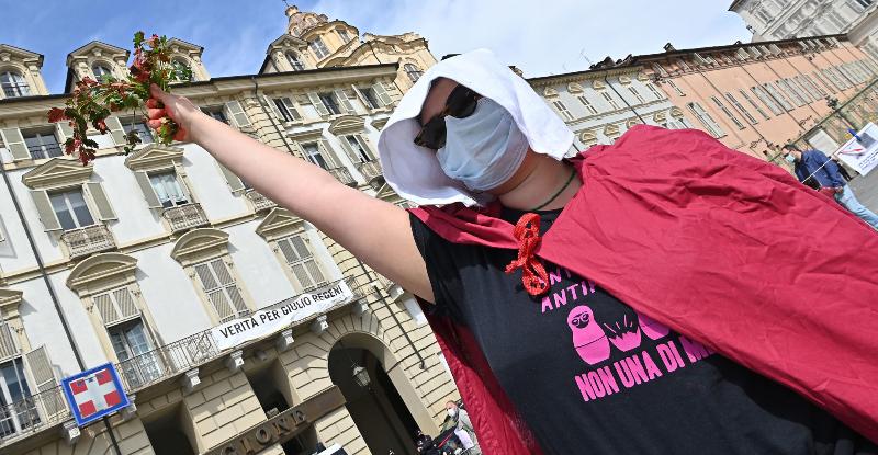 Manifestazione contro il femminicidio e la violenza di genere organizzata da Non una di meno a Torino, il 17 aprile 2021 (ANSA/ Alessandro Di Marco)