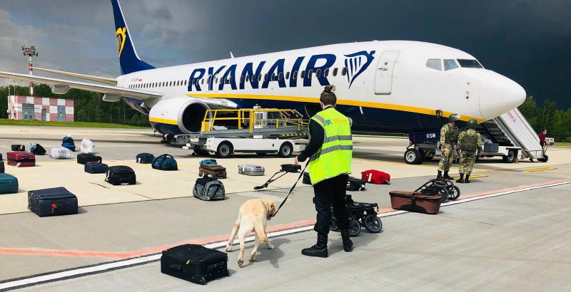 Ispezioni dei bagagli in corso all'aeroporto di Minsk, in Bielorussia, dopo la deviazione del volo FR4978 Atene-Vilnius, domenica 23 maggio (EPA, Onliner via ANSA)