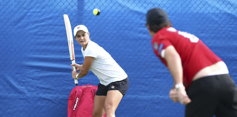 Ashleigh Barty gioca a cricket a Brisbane nel 2020 (AP Photo/Tertius Pickard)