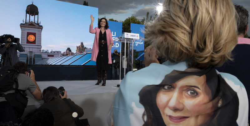 Isabel Díaz Ayuso, governatrice uscente e candidata del Partito popolare, durante un comizio (Pablo Blazquez Dominguez/Getty Images)
