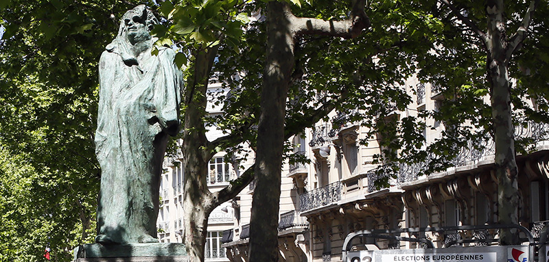 Una delle tre versioni che si trovano a Parigi della statua di Balzac creata da Rodin (AP Photo/Francois Mori)