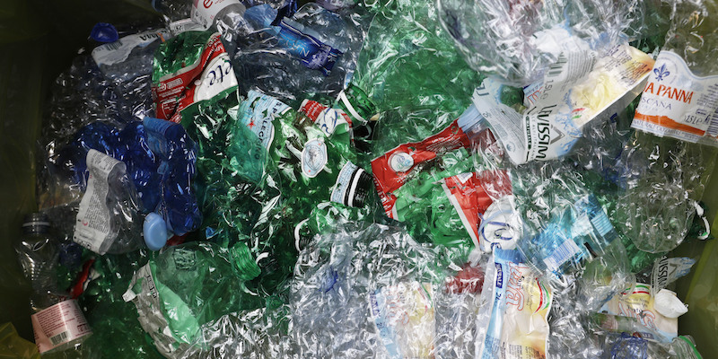 Bottiglie di plastica in attesa di essere riciclate, a Roma (AP Photo/Gregorio Borgia, La Presse)