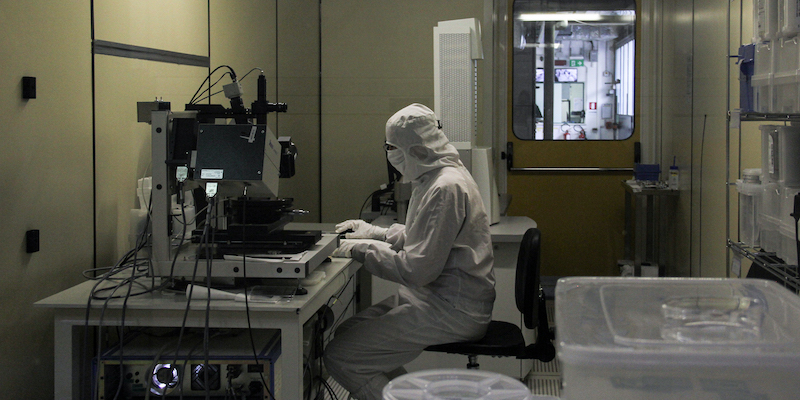 Un tecnico nella camera pulita della fondazione Bruno Kessler (foto di Valentina Lovato)