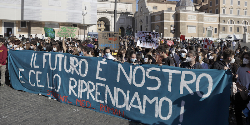 Una manifestazione del movimento Fridays For Future a Roma, il 9 ottobre 2020 (AP Photo/Gregorio Borgia, La Presse)