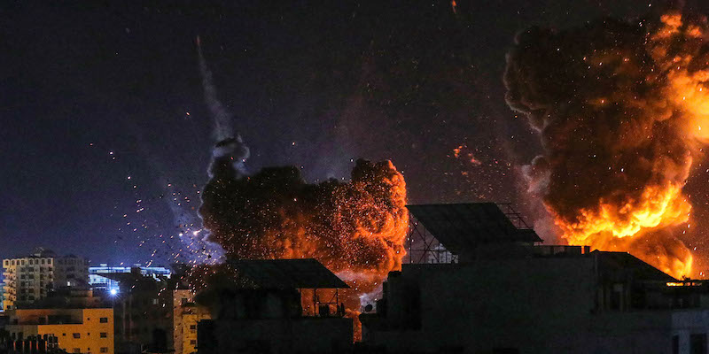 Un bombardamento israeliano a Gaza il 18 maggio (Fatima Shbair/Getty Images)