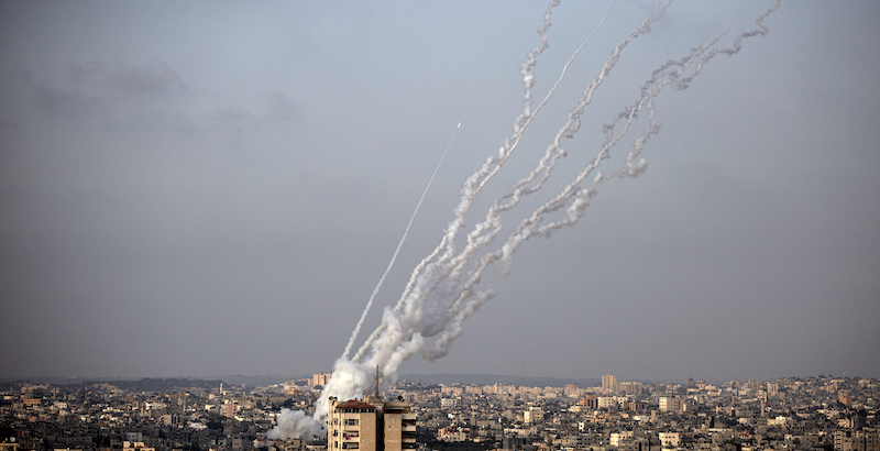 Razzi lanciati da Hamas su Gerusalemme (AP Photo/Khalil Hamra)