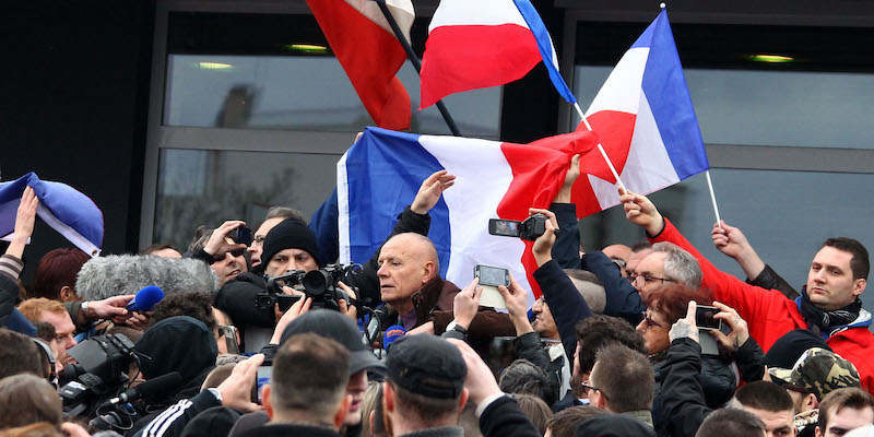 Il generale in pensione Christian Piquemal, al centro, durante una manifestazione contro l'immigrazione nel 2016: è uno dei primi firmatari della prima lettera contro Macron (AP Photo/Michel Spingler)