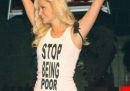 La famosa maglietta di Paris Hilton "Smettete di essere poveri" diceva un'altra cosa