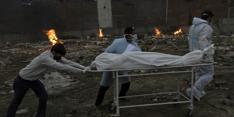 Il corpo di una persona morta di COVID-19 viene portata a cremare, Nuova Delhi, India
(AP Photo/Ishant Chauhan)