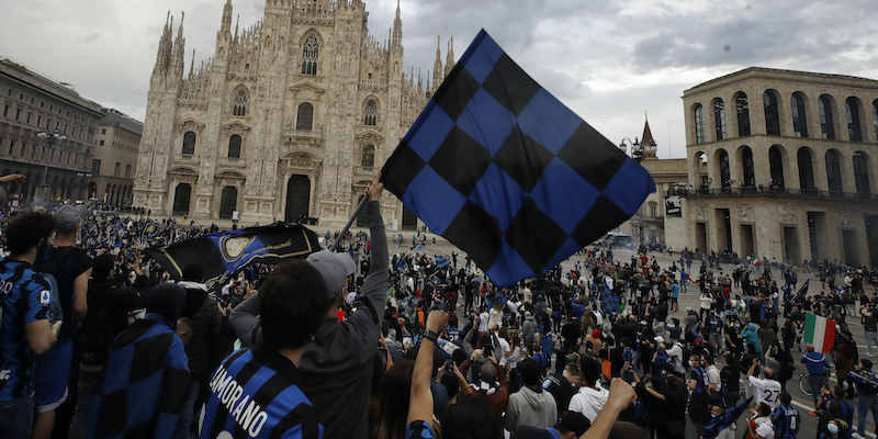 La festa dei tifosi dell'Inter in piazza Duomo (AP Photo/Luca Bruno)