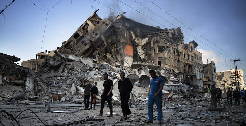 Le macerie di un edificio di 15 piani colpito da un bombardamento israeliano a Gaza (AP Photo/Khalil Hamra)