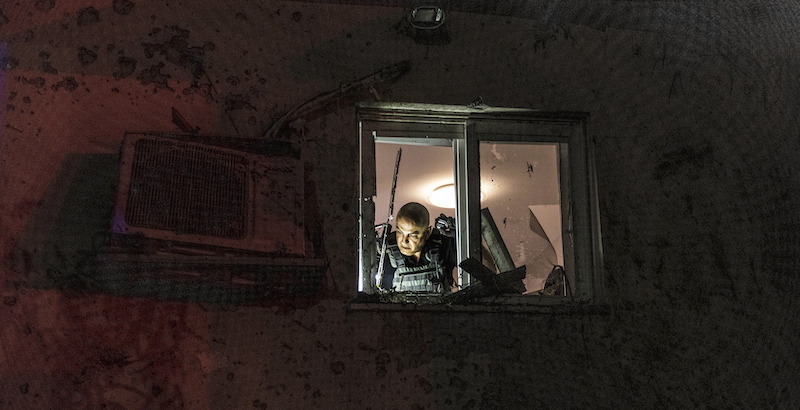 Un poliziotto israeliano in un kibbutz vicino alla Striscia di Gaza (AP Photo/Tsafrir Abayov)