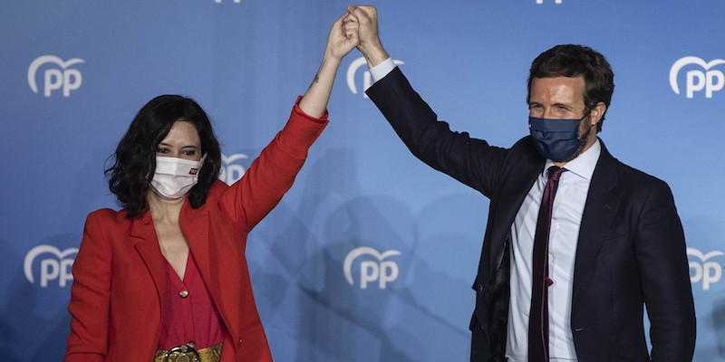 Isabel Díaz Ayuso e Pablo Casasdo, leader del Partito Popolare, fuori dalla sede del partito a Madrid, il 4 maggio 2021 (AP Photo/Bernat Armangue, La Presse)