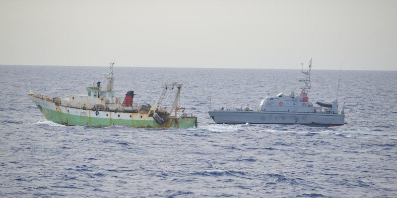 Il peschereccio "Aliseo", a sinistra, seguito dalla nave della Guardia costiera libica (ANSA/MARINA MILITARE)