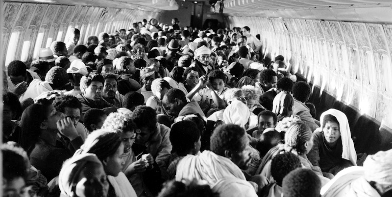 Un gruppo di ebrei etiopi su uno degli aerei usati per l'operazione Salomone, 25 maggio 1991 (AP Photo/Jacqueline Arzt, File)