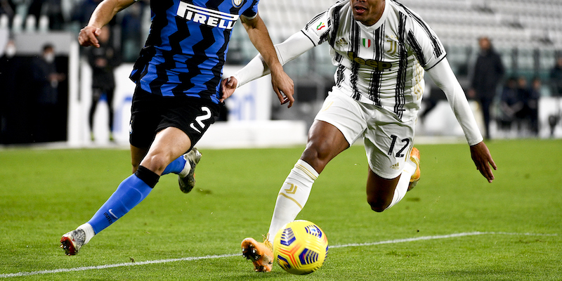 Achraf Hakimi e Alex Sandro in Juventus-Inter di Coppa Italia (Marco Alpozzi/LaPresse) 
