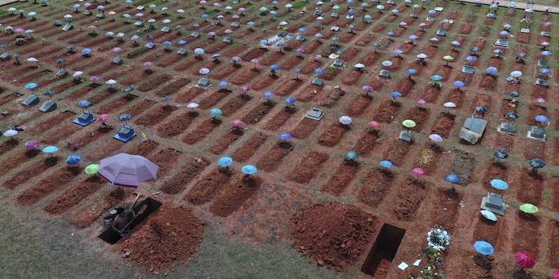 Il cimitero di Iquitos, in Perù, il 20 marzo 2021 (AP Photo/Rodrigo Abd, File, La Presse)