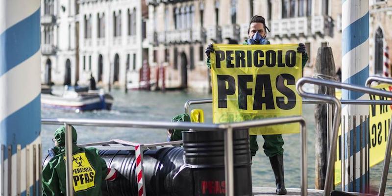 Una protesta di Greenpeace Italia contro i PFAS a Venezia, il 9 marzo 2017 (ANSA/ GREENPEACE ITALY)
