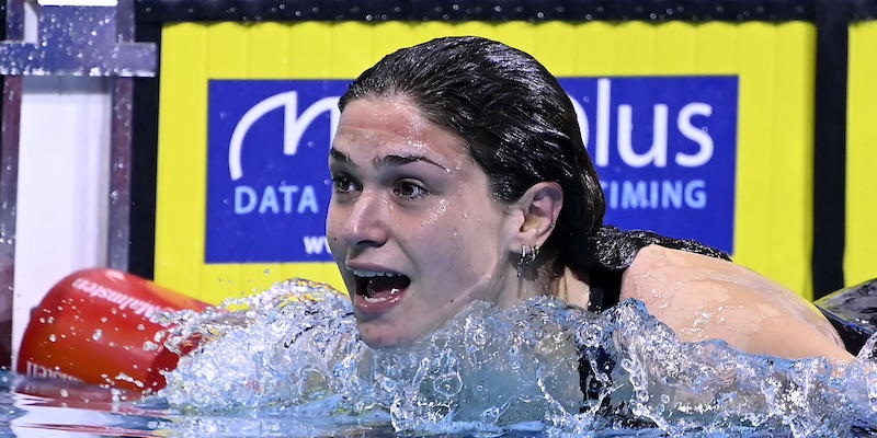epa09220719 Benedetta Pilato of Italy celebrates after she won with a world recod in the second semifinal of women's 50m breaststroke of European Aquatics Championships in Duna Arena in Budapest, Hungary, 22 May 2021. EPA/Tamas Kovacs HUNGARY OUT