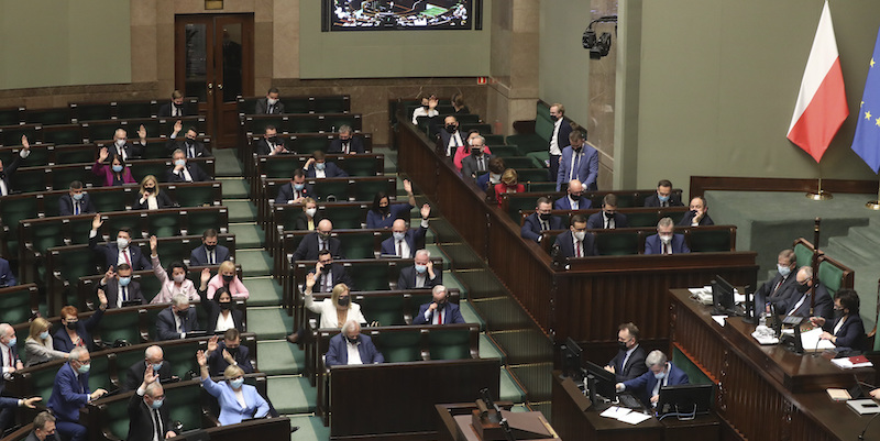 Il parlamento polacco durante il voto di martedì (AP Photo/Czarek Sokolowski)