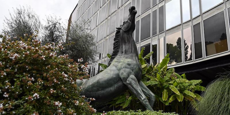 La statua di cavallo fuori dalla sede Rai di Roma, uno dei simboli dell'azienda (ANSA/RICCARDO ANTIMIANI)