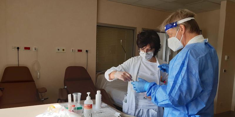 Una fase di sperimentazione del vaccino ReiThera all'ospedale Maggiore di Cremona
(ANSA/ FILIPPO VENEZIA)