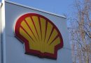 Un tribunale olandese ha ordinato a Shell di ridurre le emissioni più di quanto aveva promesso