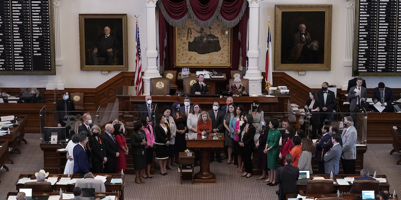 La deputata del Texas Donna Howard, al centro, insieme ad altri deputati che si opponevano alla nuova legge sull'aborto nella Camera dei Rappresentanti locale, ad Austin, il 5 maggio 2021 (AP Photo/Eric Gay, La Presse)