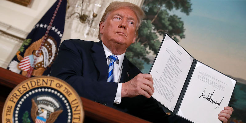 L'ordine esecutivo con cui Trump ripristinò le sanzioni all'Iran, nel 2018 (Chip Somodevilla/Getty Images)