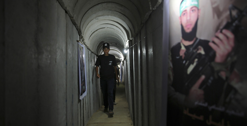 Un tunnel di Hamas fotografato nel luglio 2016 (AP Photo/Adel Hana, File)